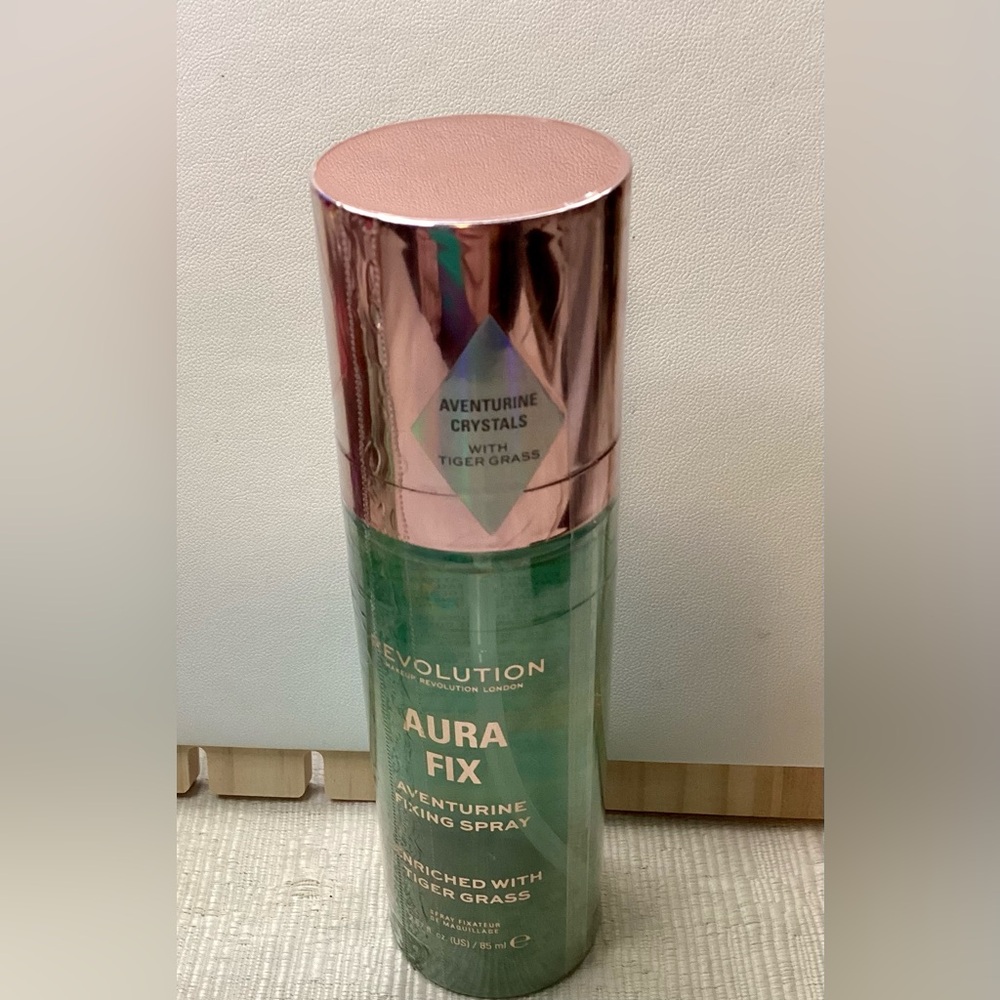 Revolution Aura Fix Spray & Lip Oil Duo with Aventurine Crystals - Picture 3 of 4